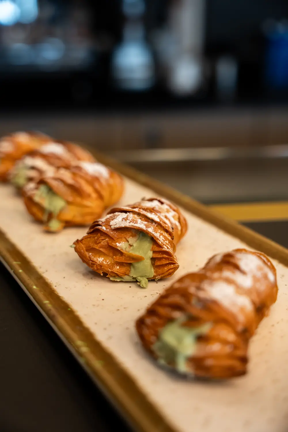 Hummerschwanz-Gebäck, auf Italienisch auch Sfogliatelle oder Coda d'aragosta genannt. von Nicchia GmbH