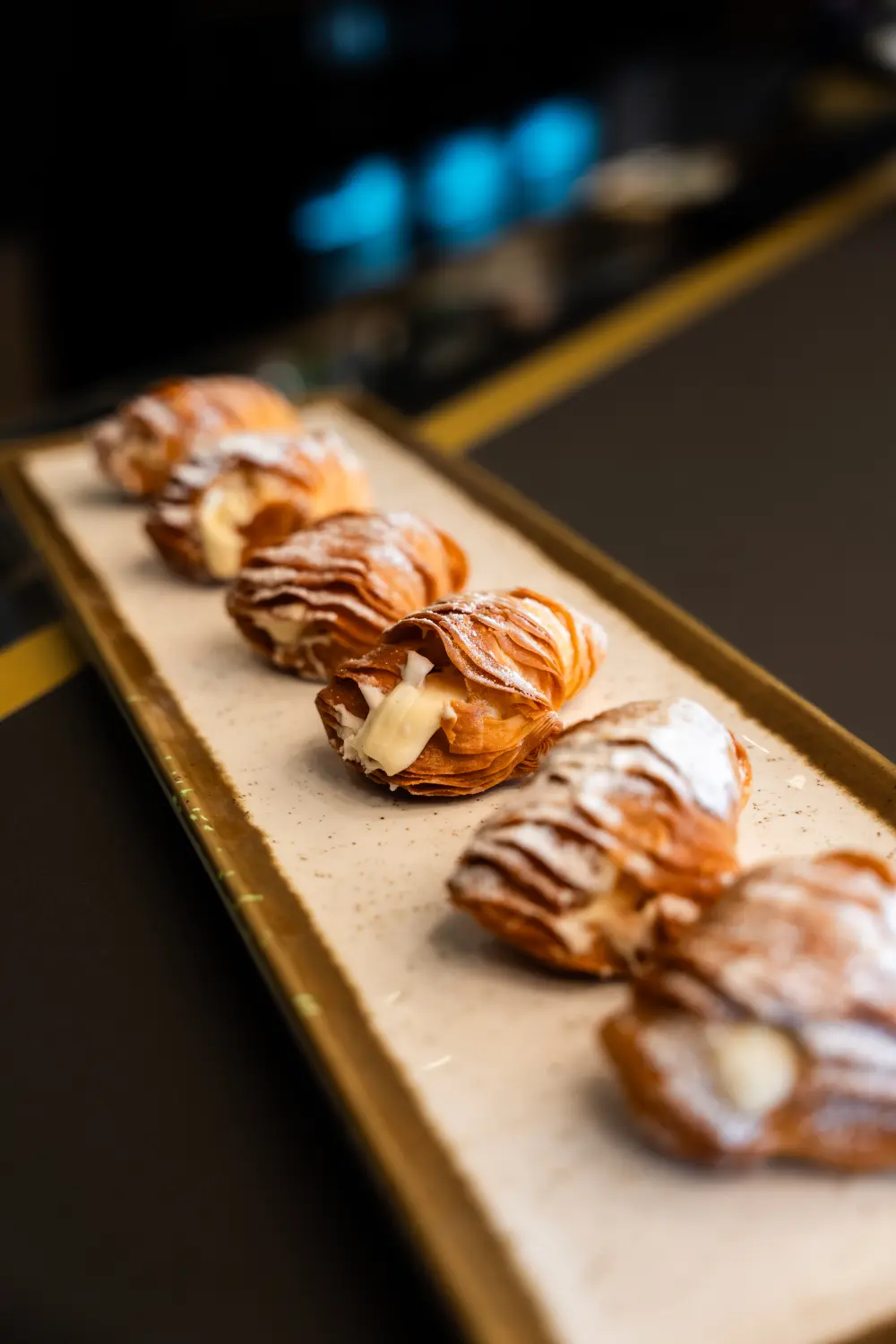 Hummerschwanz-Gebäck, auf Italienisch auch Sfogliatelle oder Coda d'aragosta genannt. von Nicchia GmbH