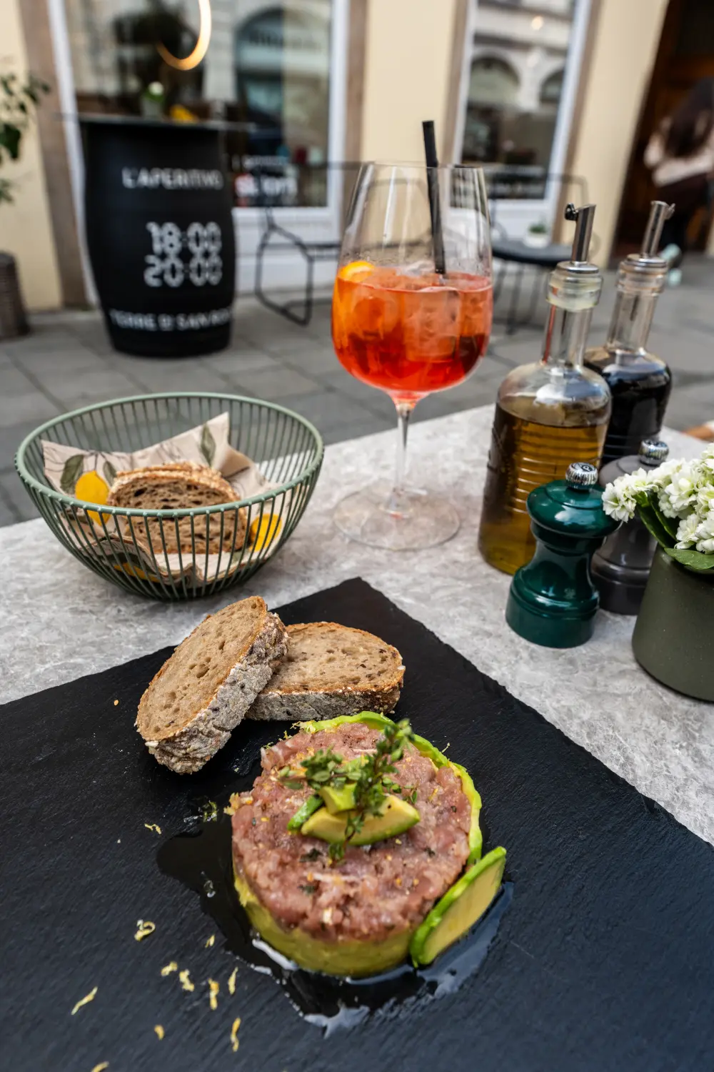 Aperitivo-Gedeck, ein in Italien beliebter Aperitif. Von Nicchia GmbH