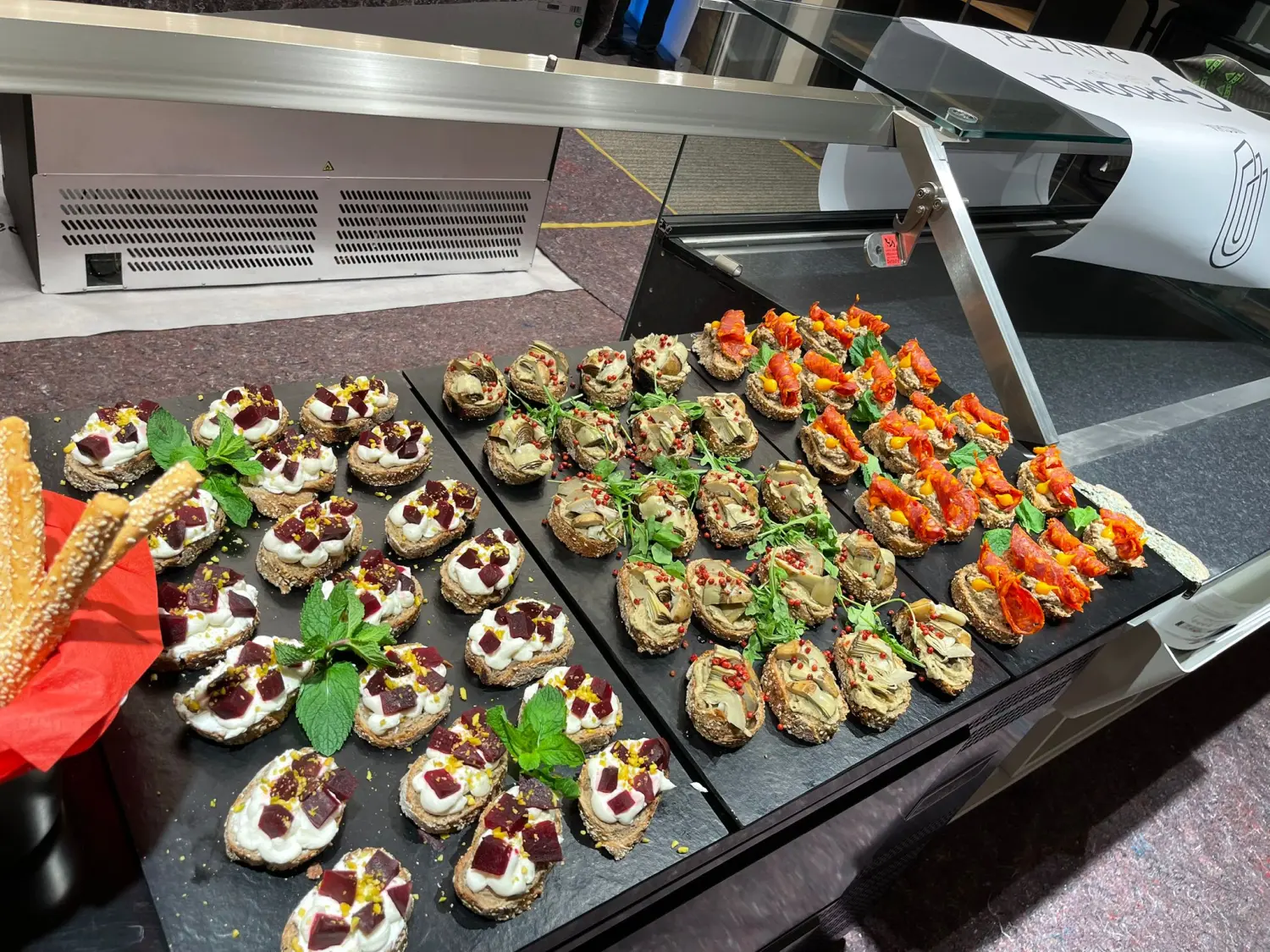 Eine Auswahl an Canapés, kleinen, dekorativen Häppchen, die oft auf Partys oder Veranstaltungen serviert werden. Von Nicchia GmbH