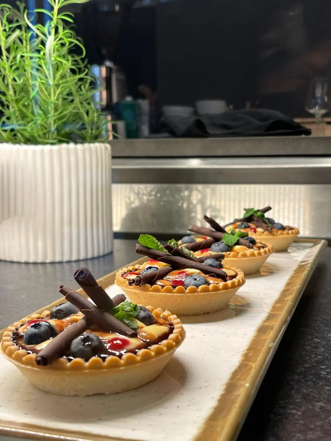 Obstkuchen haben typischerweise einen knusprigen, buttrigen Boden, eine cremige Füllung (oft Vanillecreme oder Mascarponecreme) und werden mit frischem Obst garniert. Von Nicchia GmbH