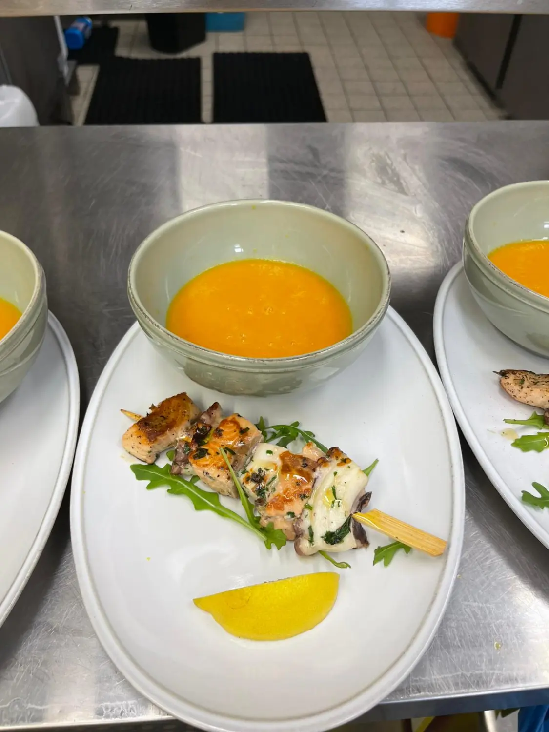 Ein Tellergericht in einer professionellen Küche, wahrscheinlich für den Service zubereitet. Von Nicchia GmbH