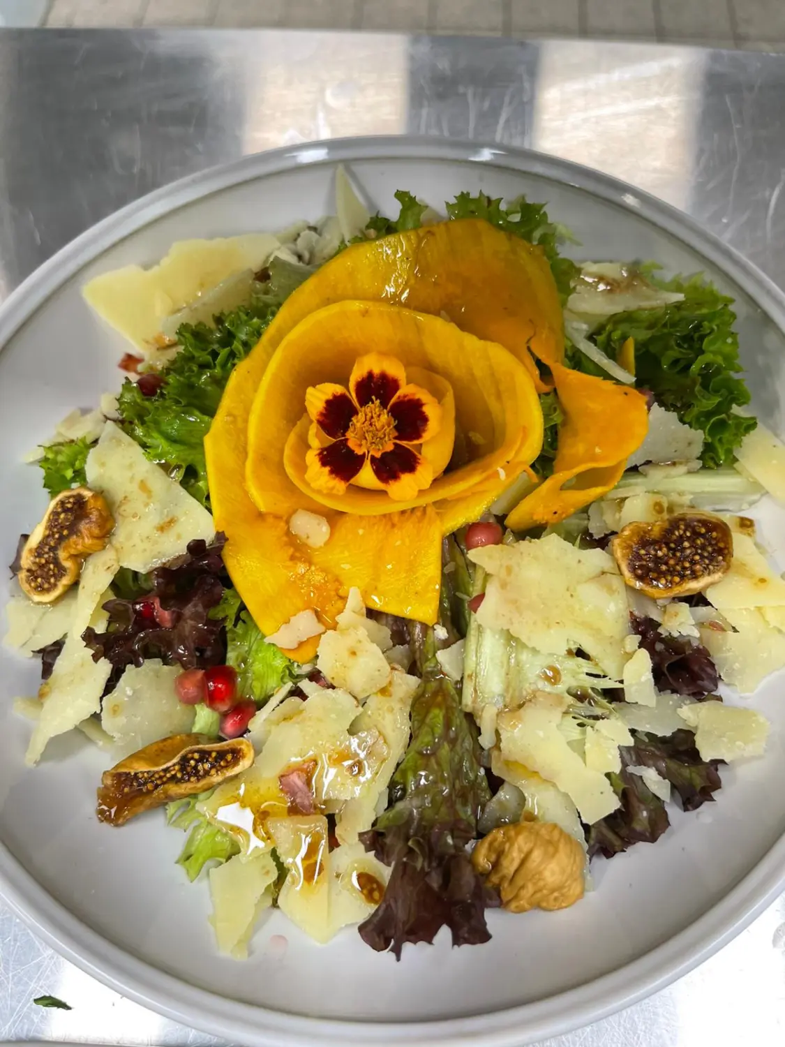 Ein Gourmet-Salat, wahrscheinlich aus einem Restaurant oder einem gehobenen Gastronomiebetrieb. Von Nicchia GmbH