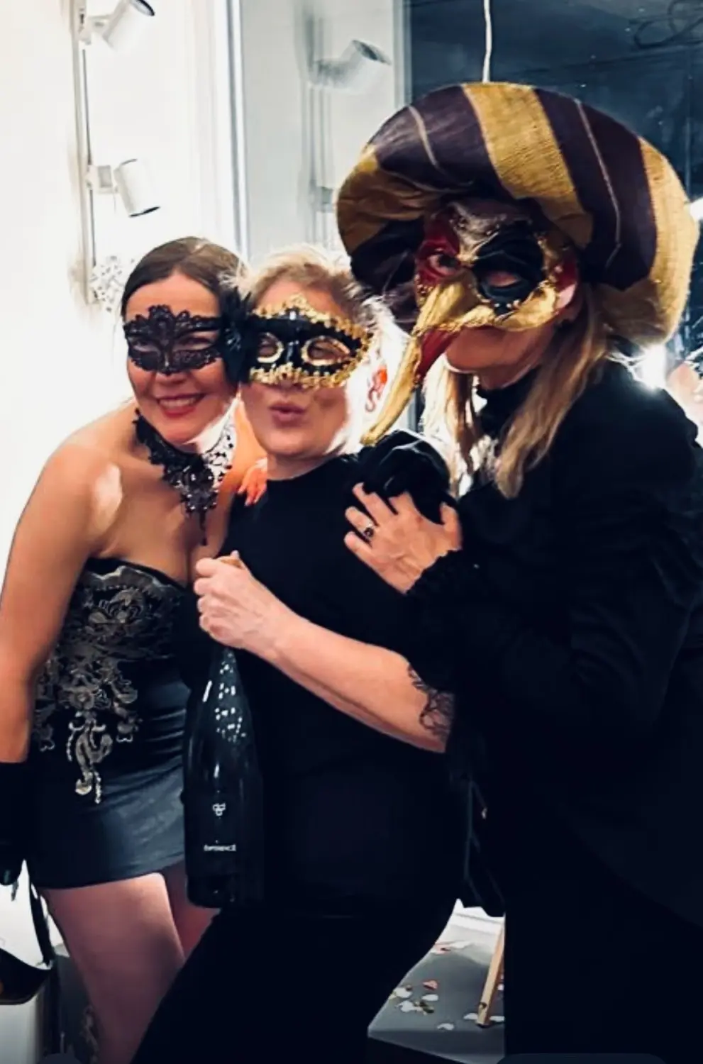 Frauen mit Masken bei privaten Veranstaltungen im NICCHIA