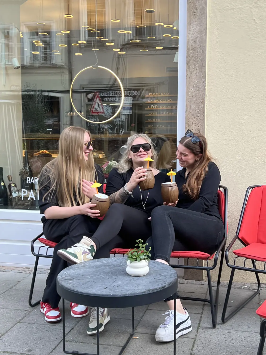 Frauen genießen Getränke. Von Nicchia GmbH